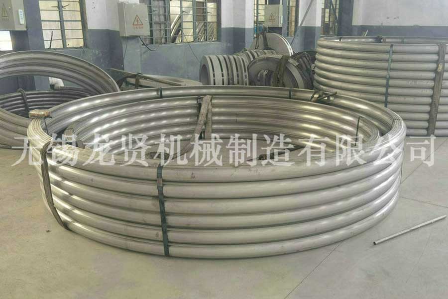 高速公路上的半圓管！